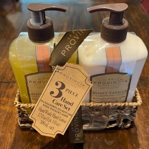 New La Bella Provincia Honey Vanilla 3 pc gift set. Hand Wash & Hand Lotion